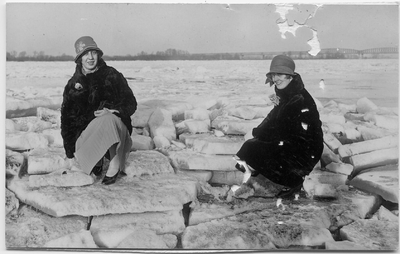 22-10053 Twee dames op een dichtgevroren rivier de Waal
