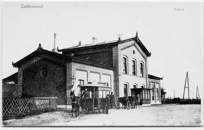 22-10092 Oud stationsgebouw met paarden tram
