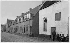 22-10115 Woningen woningstichting. Rechts deel van De Klomp, een restant van het Agnietenklooster