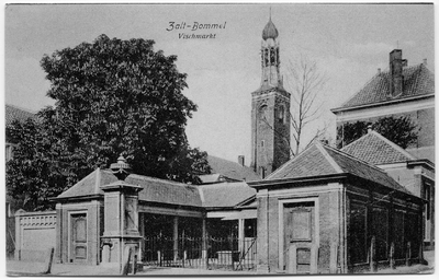 22-10122 Oude Vismarkt met stadspomp en Gasthuistoren