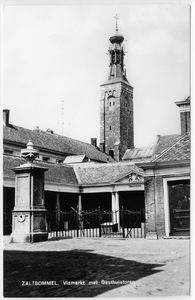 22-10128 Oude Vismarkt met stadspomp en Gasthuistoren