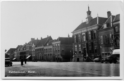 22-10239 Noordzijde met stadhuis en Oudheidkamer