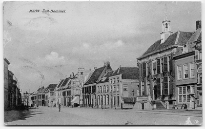 22-10242 Noordzijde met stadhuis en Oudheidkamer