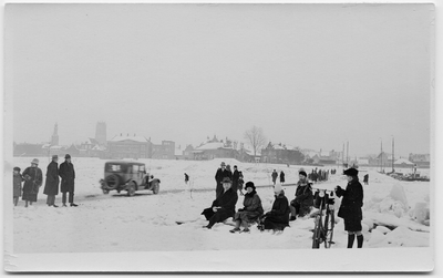 22-10448 Winters tafereel in 1929. De Waal is bevroren en er rijden auto's over het ijs
