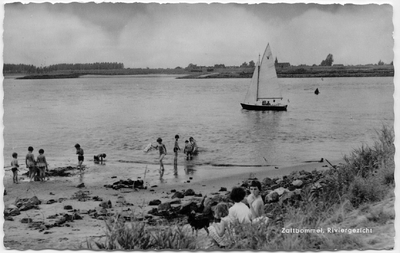 22-10463 Riviergezicht met strand, vanaf de Waalkade in Zaltbommel; op de achtergrond de kerk van Tuil ; de veerstoep ...
