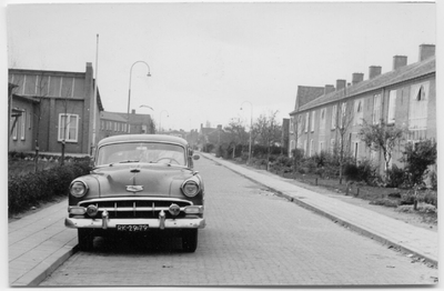22-10479 Eenzame auto in straatbeeld