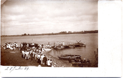 22-10625 Inwoners van Zaltbommel kijken toe bij een oefening van pontonniers van het Nederlandse leger
