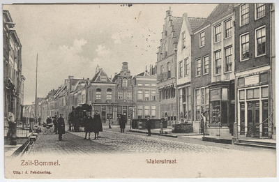 22-10670 Straatgezicht richting Markt, rechts Wapen van Gelderland, met links op straat koets en kinderwagen