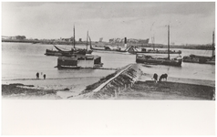 22-10674 Zwembad in de Waal met boten op de rivier