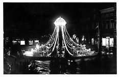 22-10738 Verlichte kroon op de Markt tijdens festiviteiten 1100-jaar Zaltbommel