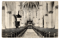 4-10130 Interieur katholieke kerk, middenschip richting koor met preekstoel