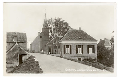 9-10057 Dijkgezicht met , gemeentehuis en Nederlands Hervormde kerk