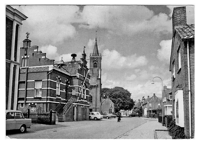 11-10081 Straatgezicht met links het gemeentehuis en de Nederlands Hervormde kerk