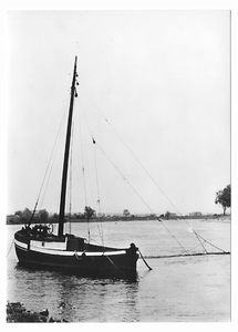 11-10083 Vissersboot, mogelijk nabij Heerewaarden