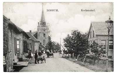 19-10153 Straatgezicht richting Nederlands Hervormde kerk, op de dijk twee hondenkarren