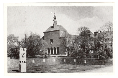 10-10124 katholieke kerk, met monument voor de slachtoffers van de Tweede Wereldoorlog