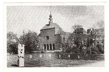 10-10124 katholieke kerk, met monument voor de slachtoffers van de Tweede Wereldoorlog