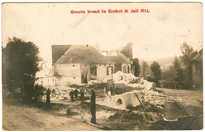 6-10148 Zicht op verwoestingen bij dorpsbrand