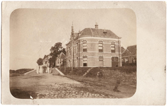 22-10901 Veerstoep met het districtshuis van het Polderdistrict Bommelerwaard boven de Meidijk