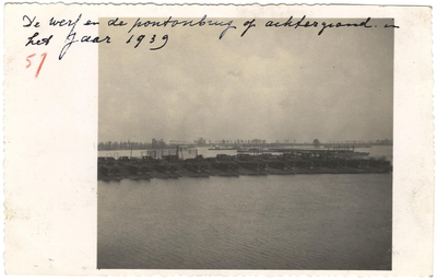 22-10954 Scheepswerf Meijer met pontonbrug op de achtergrond