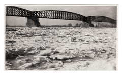 22-10984 Spoorbrug, de Waal bedekt met ijs