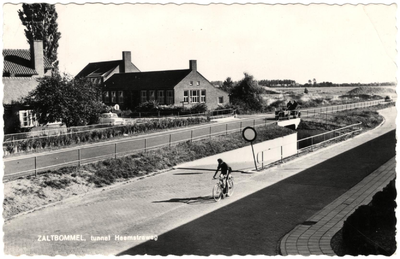 22-11048 Fietstunnel met links de directeurswoning en op de achtergrond de Algemeen bijzondere Lager Beroeps Onderwijs ...