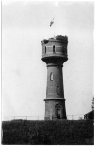 22-11049 Watertoren, met oorlogsschade en Nederlandse vlag