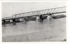 22-11058 Verkeersbrug met vernielde spoorbrug na de Tweede Wereldoorlog