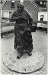 6-10159 Standbeeld Brakelse vrouw die bezorgd naar hoge waterstand kijkt