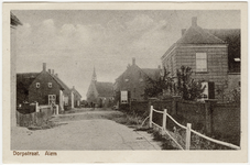 3-10023 Straatgezicht richting Hervormde kerk aan de Sint Odradastraat