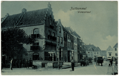 22-11133 Een beeld van de Waterstraat richting Waterpoort met karren op straat en rechts het pand Wapen van Gelderland ...
