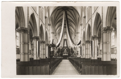 4-10168 Interieur katholieke kerk, middenschip met preekstoel