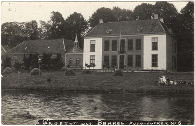 6-10173 Huis Brakel, op de voorgrond bij het water een groepje kinderen